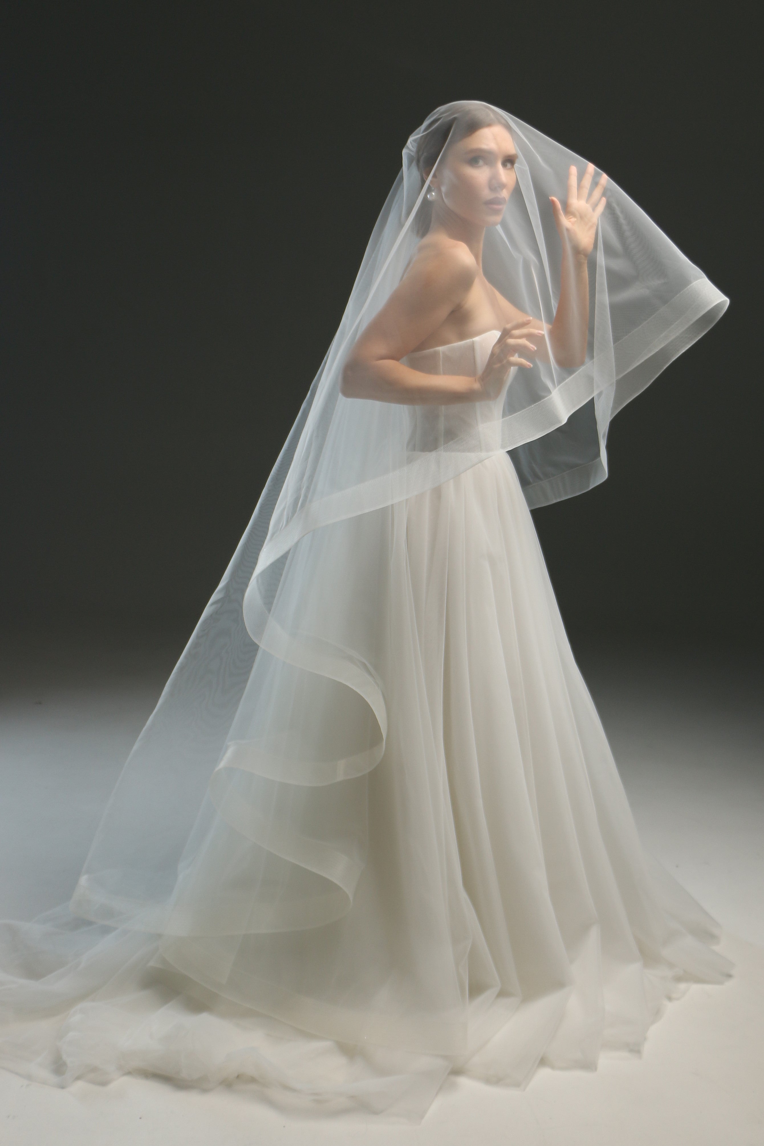 Фата из мягкого итальянского фатина цвета айвори, длина до пола с отделкой из конского волоса