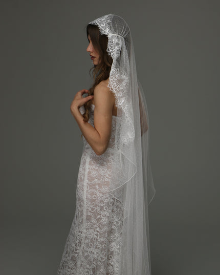 Juliet Cap Wedding Veil with Lace, Dotted Tulle Bridal Veil with Pencil Edge, Vintage Romantic Bridal Veil
