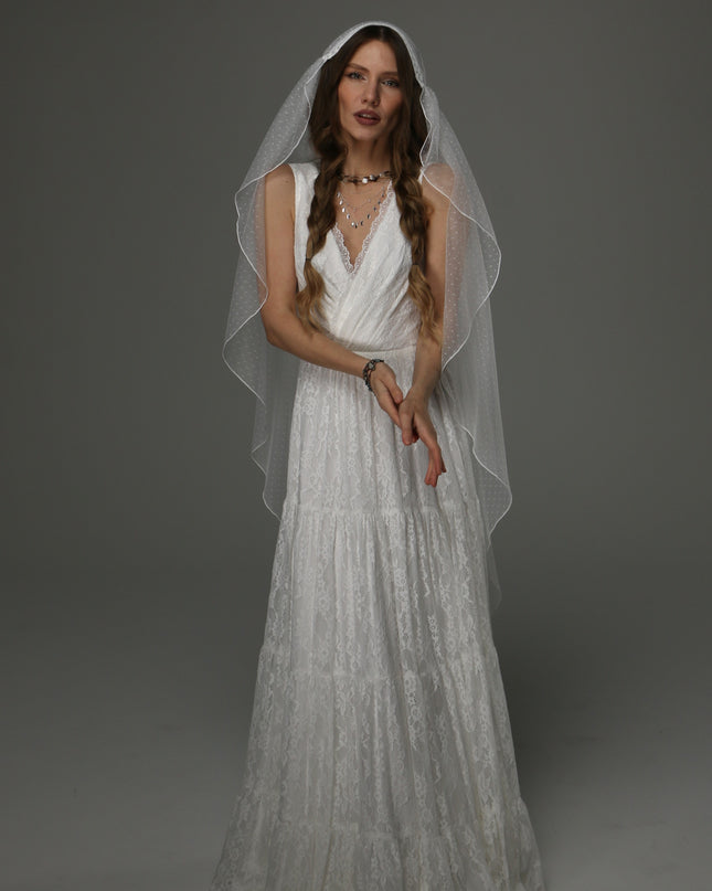 Boho Juliet Cap Wedding Veil with Lace, Dotted Tulle Bridal Veil with Pencil Edge, Vintage Bohemian Veil