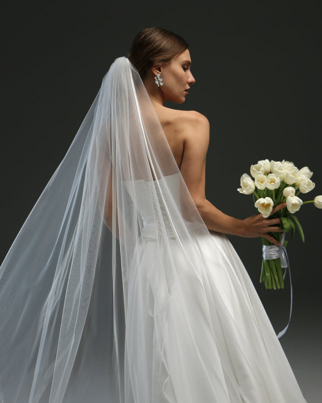 Elegant Satin Edge Bridal Veil – Fingertip to Chapel Length Veil with Ribbon Trim | Classic Wedding Veil