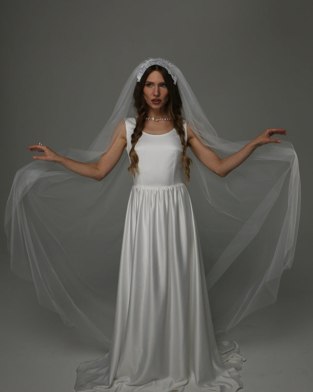 Juliet Cap Wedding Veil with Chantilly Lace, One Tier Full Bridal Veil with Raw Edge, Soft Tulle Veil