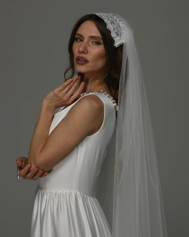 Juliet Cap Wedding Veil with Chantilly Lace, One Tier Full Bridal Veil with Raw Edge, Soft Tulle Veil