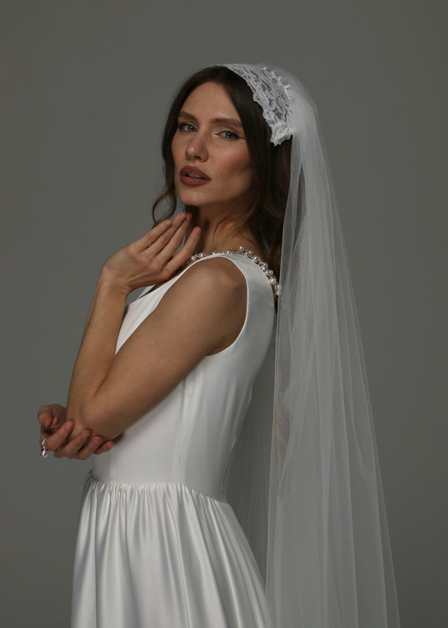 Juliet Cap Wedding Veil with Chantilly Lace, One Tier Full Bridal Veil with Raw Edge, Soft Tulle Veil