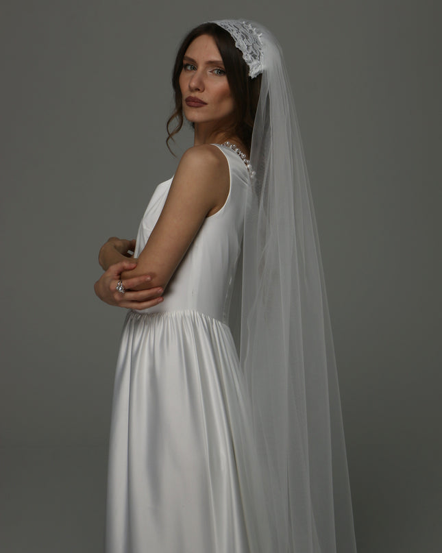Juliet Cap Wedding Veil with Chantilly Lace, One Tier Full Bridal Veil with Raw Edge, Soft Tulle Veil