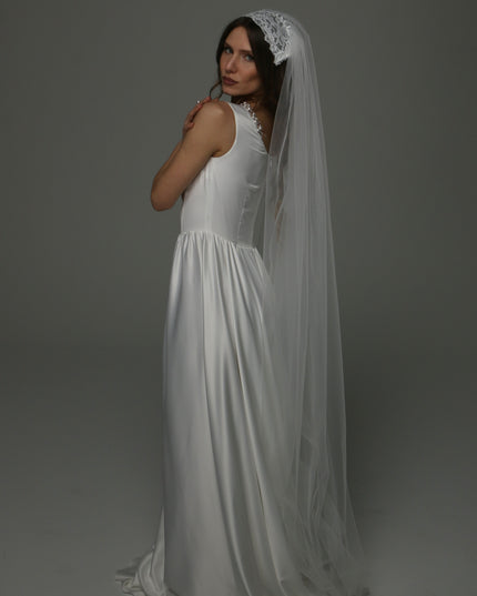 Juliet Cap Wedding Veil with Chantilly Lace, One Tier Full Bridal Veil with Raw Edge, Soft Tulle Veil