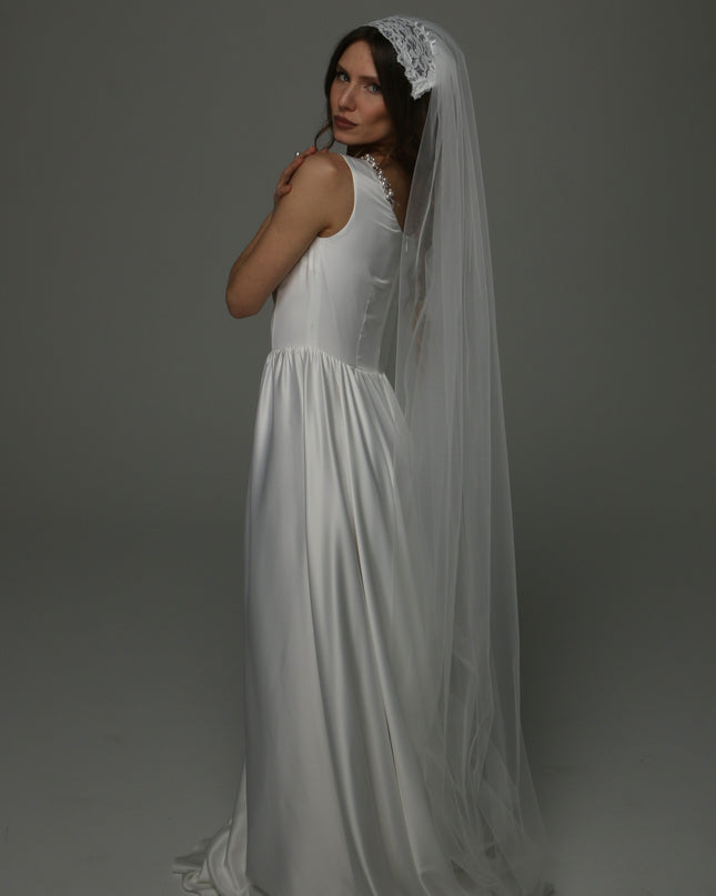 Juliet Cap Wedding Veil with Chantilly Lace, One Tier Full Bridal Veil with Raw Edge, Soft Tulle Veil