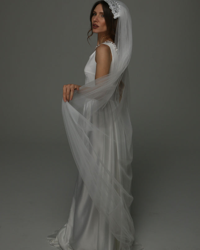 Juliet Cap Wedding Veil with Chantilly Lace, One Tier Full Bridal Veil with Raw Edge, Soft Tulle Veil