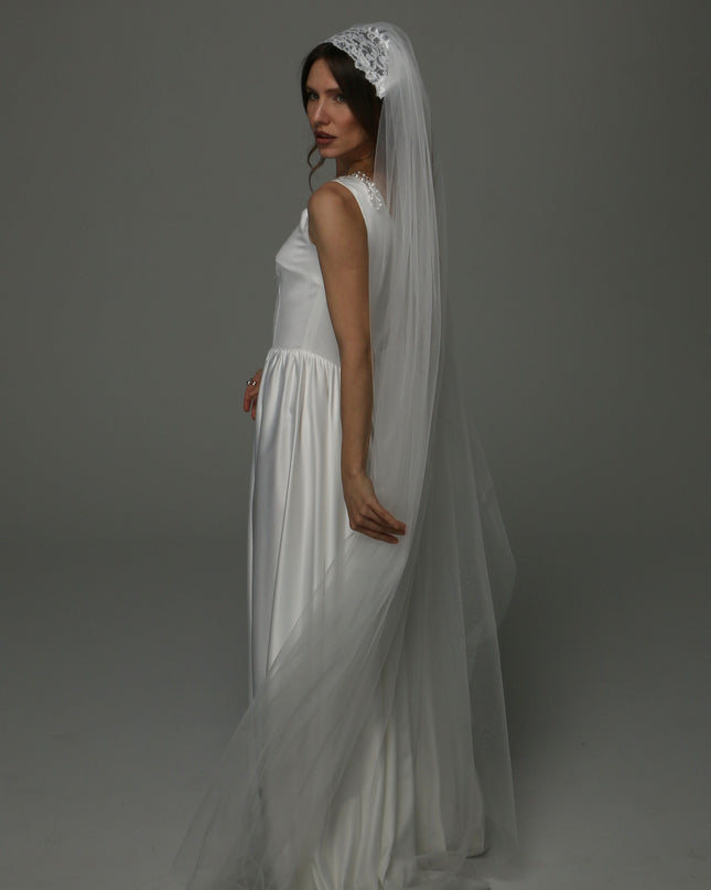 Juliet Cap Wedding Veil with Chantilly Lace, One Tier Full Bridal Veil with Raw Edge, Soft Tulle Veil