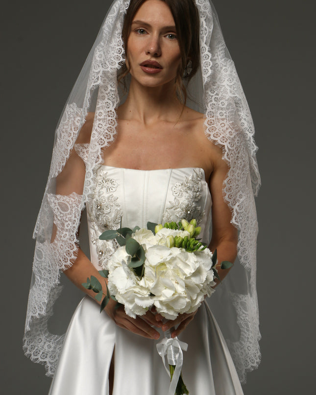 Two-Tier Fingertip Veil with Chantilly Lace Edge – Romantic Bridal Veil