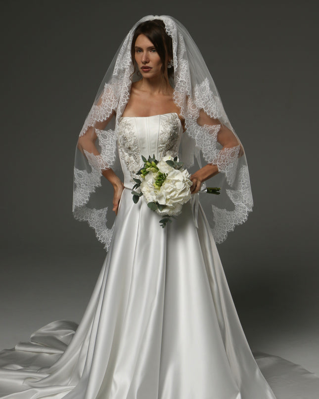Two-Tier Fingertip Veil with Chantilly Lace Edge – Romantic Bridal Veil