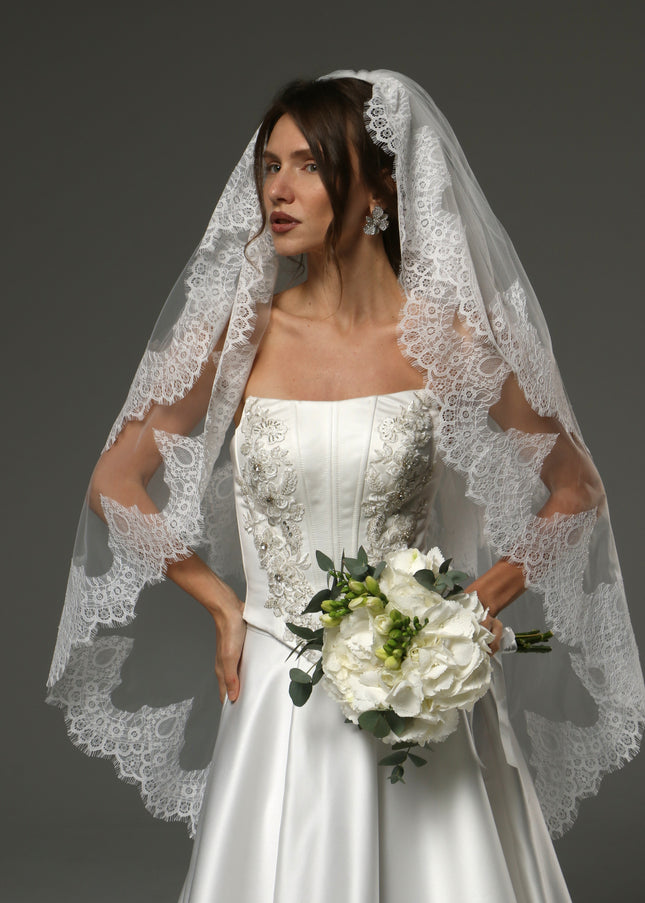 Two-Tier Fingertip Veil with Chantilly Lace Edge – Romantic Bridal Veil