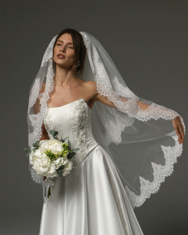 Two-Tier Fingertip Veil with Chantilly Lace Edge – Romantic Bridal Veil