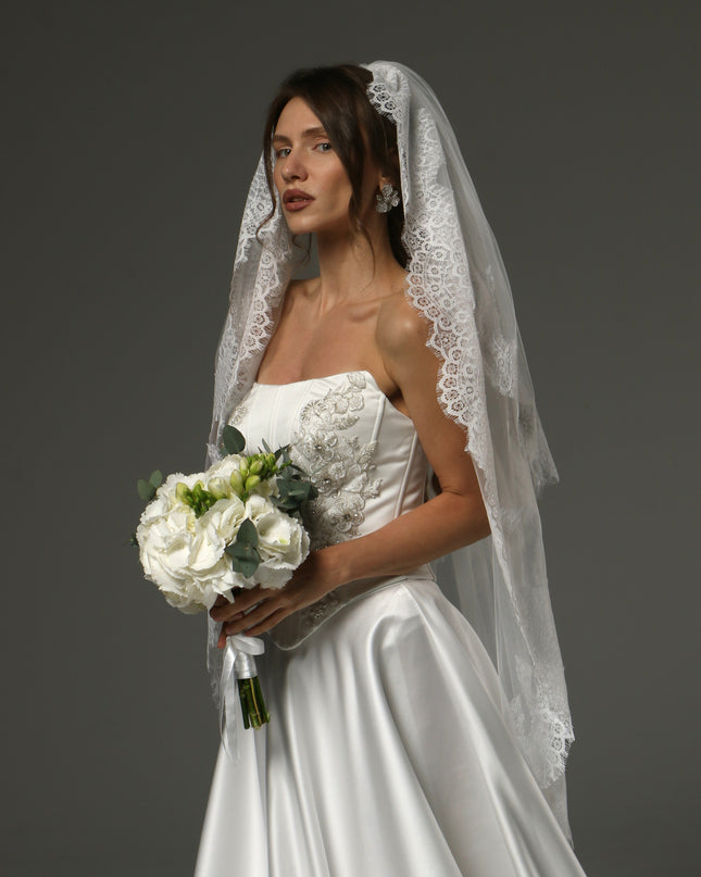 Two-Tier Fingertip Veil with Chantilly Lace Edge – Romantic Bridal Veil