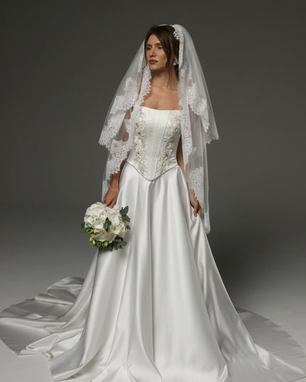 Two-Tier Fingertip Veil with Chantilly Lace Edge – Romantic Bridal Veil