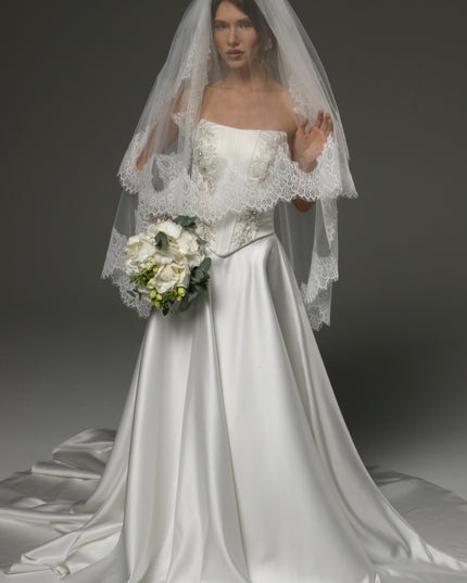 Two-Tier Fingertip Veil with Chantilly Lace Edge – Romantic Bridal Veil