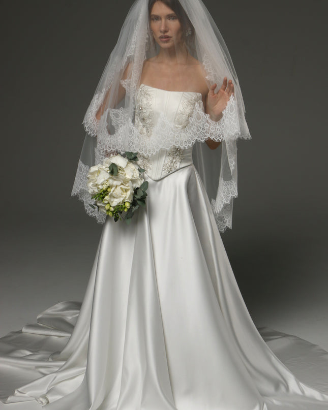 Two-Tier Fingertip Veil with Chantilly Lace Edge – Romantic Bridal Veil