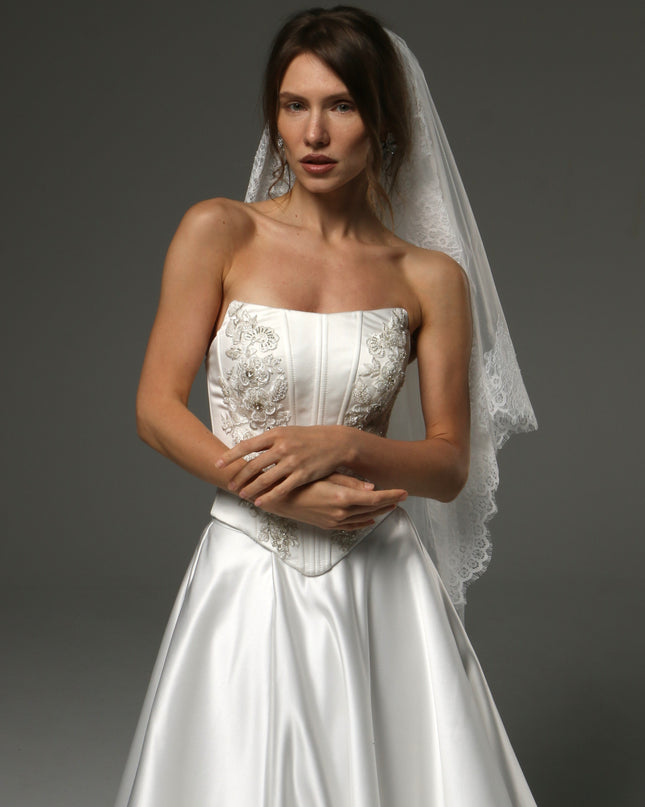 Two-Tier Fingertip Veil with Chantilly Lace Edge – Romantic Bridal Veil