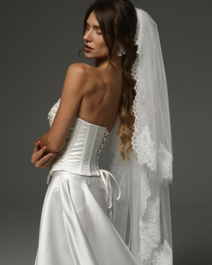 Two-Tier Fingertip Veil with Chantilly Lace Edge – Romantic Bridal Veil