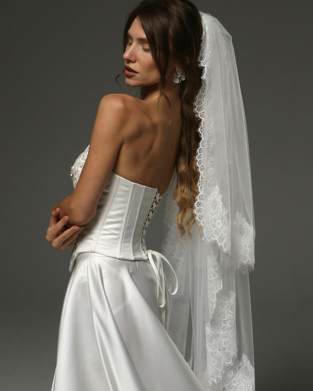 Two-Tier Fingertip Veil with Chantilly Lace Edge – Romantic Bridal Veil