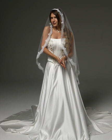 Chantilly Lace Mantilla Veil – One-Tier Fingertip Bridal Veil