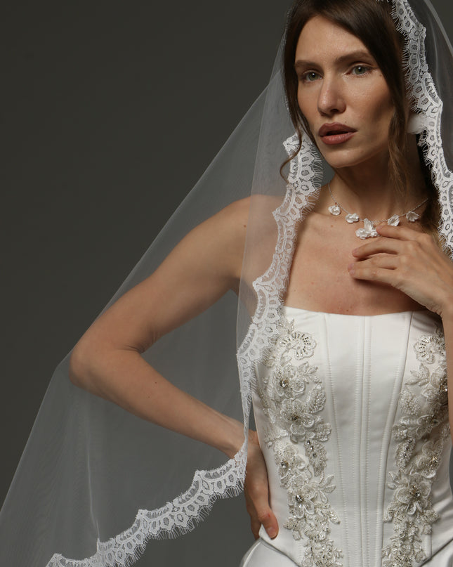 Chantilly Lace Mantilla Veil – One-Tier Fingertip Bridal Veil