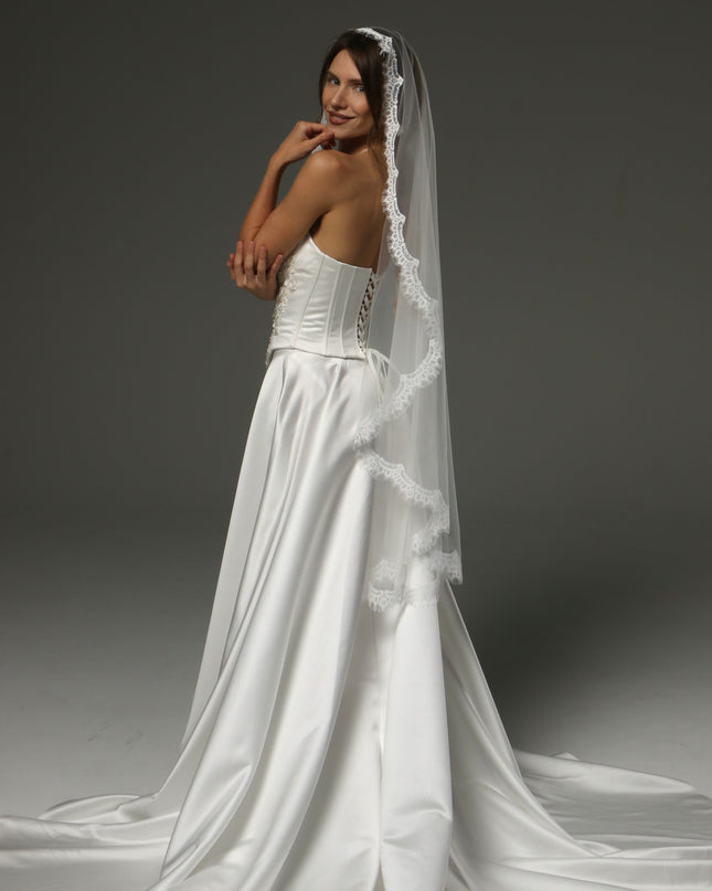 Chantilly Lace Mantilla Veil – One-Tier Fingertip Bridal Veil