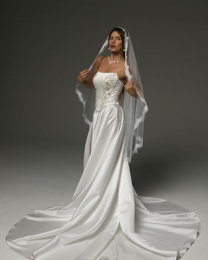 Chantilly Lace Mantilla Veil – One-Tier Fingertip Bridal Veil