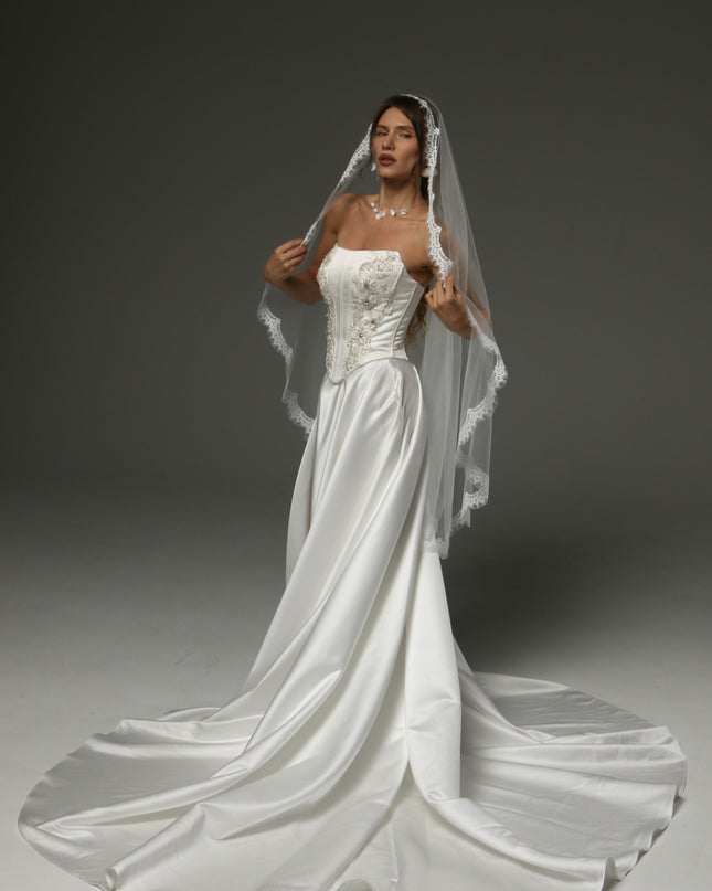 Chantilly Lace Mantilla Veil – One-Tier Fingertip Bridal Veil
