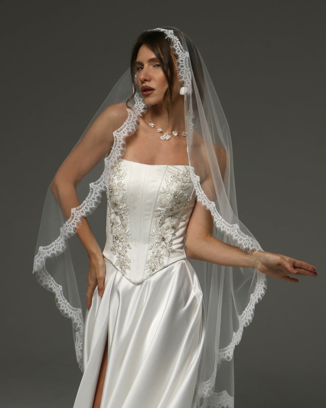Chantilly Lace Mantilla Veil – One-Tier Fingertip Bridal Veil