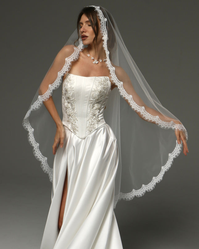 Chantilly Lace Mantilla Veil – One-Tier Fingertip Bridal Veil