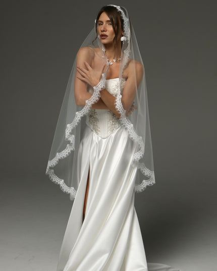 Chantilly Lace Mantilla Veil – One-Tier Fingertip Bridal Veil