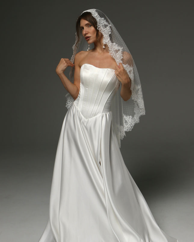 One-Tier Mantilla Veil with Chantilly Lace – Fingertip Length
