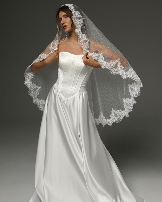 One-Tier Mantilla Veil with Chantilly Lace – Fingertip Length