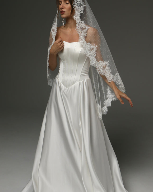 One-Tier Mantilla Veil with Chantilly Lace – Fingertip Length