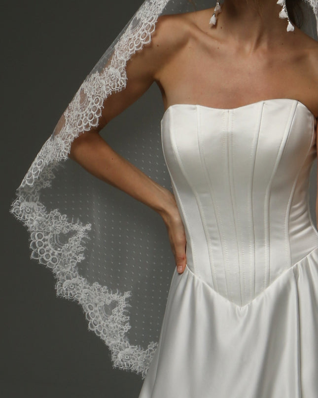One-Tier Mantilla Veil with Chantilly Lace – Fingertip Length