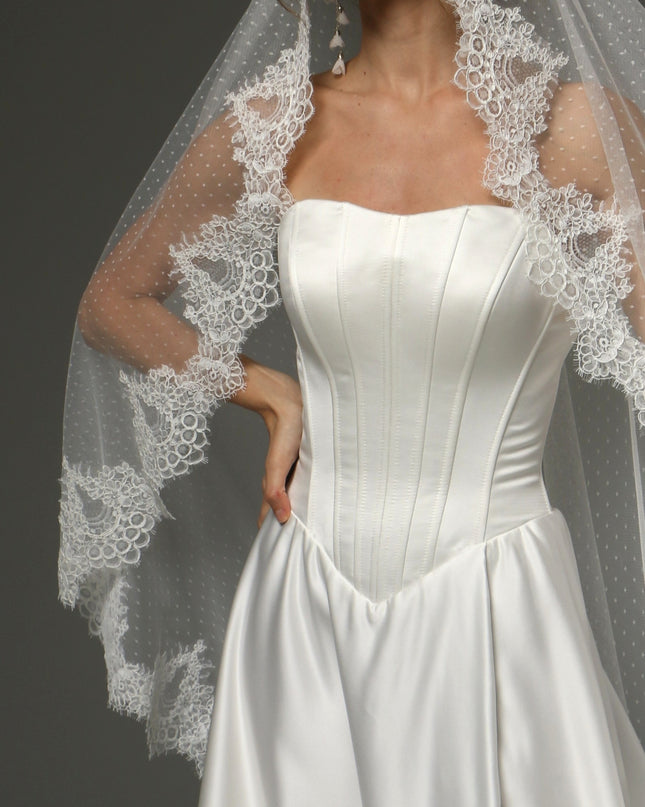 One-Tier Mantilla Veil with Chantilly Lace – Fingertip Length