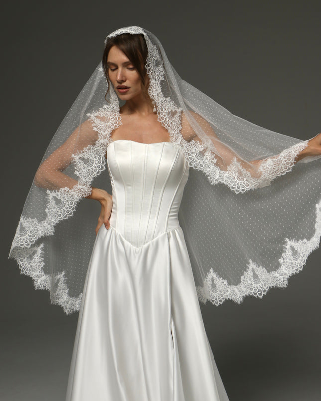 One-Tier Mantilla Veil with Chantilly Lace – Fingertip Length