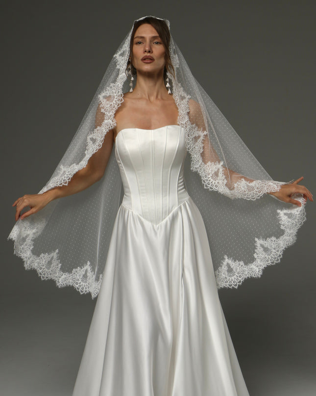 One-Tier Mantilla Veil with Chantilly Lace – Fingertip Length