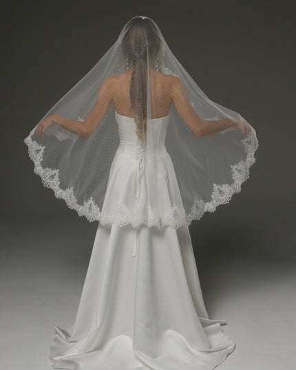 One-Tier Mantilla Veil with Chantilly Lace – Fingertip Length