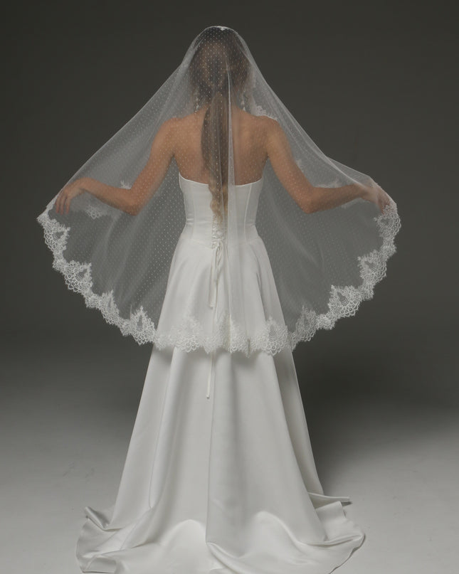 One-Tier Mantilla Veil with Chantilly Lace – Fingertip Length
