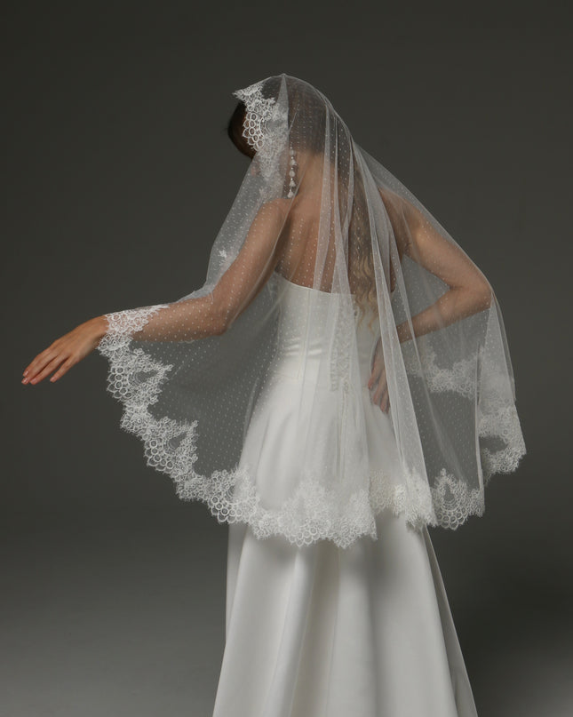 One-Tier Mantilla Veil with Chantilly Lace – Fingertip Length