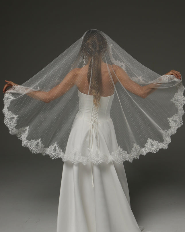 One-Tier Mantilla Veil with Chantilly Lace – Fingertip Length