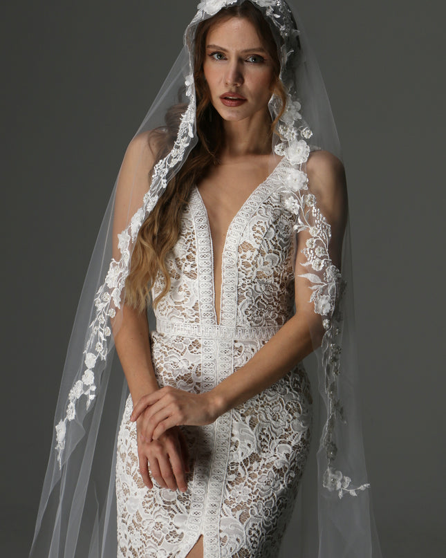 Lace Appliqué Wedding Veil: Ethereal One-Tier Mantilla, Ivory Tulle