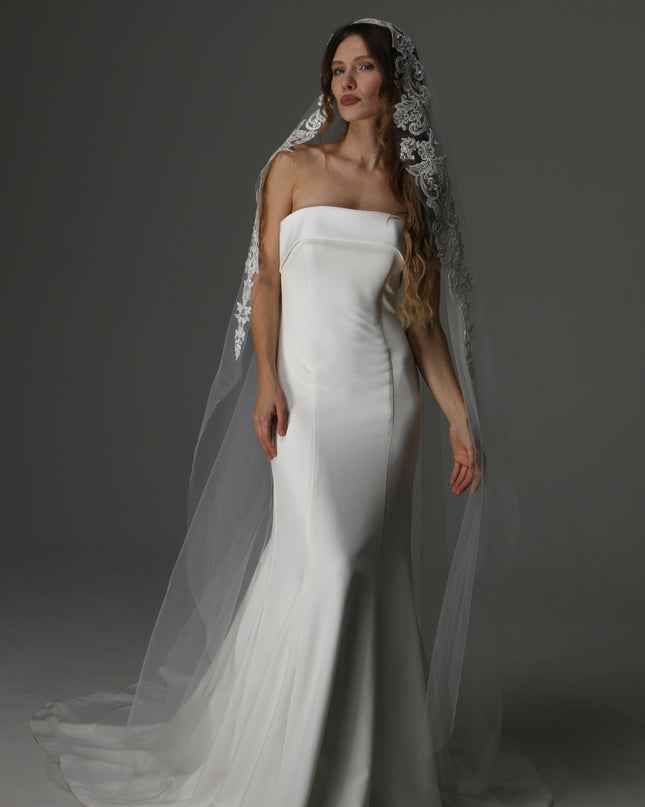 Modern Lace Appliqué Mantilla Veil – One Layer Boho Bridal Veil