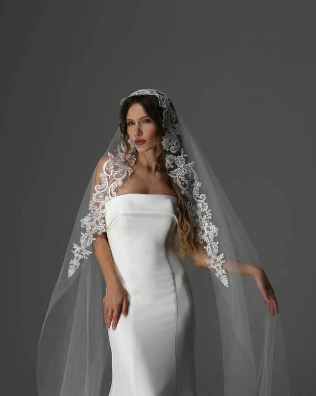 Modern Lace Appliqué Mantilla Veil – One Layer Boho Bridal Veil