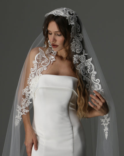 Modern Lace Appliqué Mantilla Veil – One Layer Boho Bridal Veil