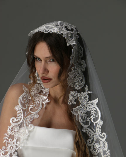 Modern Lace Appliqué Mantilla Veil – One Layer Boho Bridal Veil