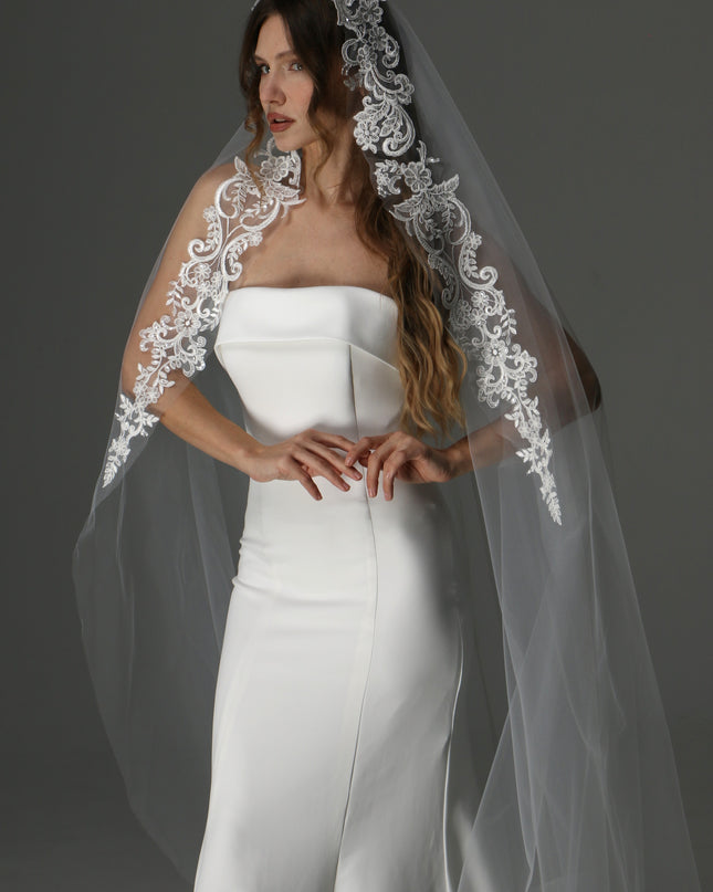 Modern Lace Appliqué Mantilla Veil – One Layer Boho Bridal Veil