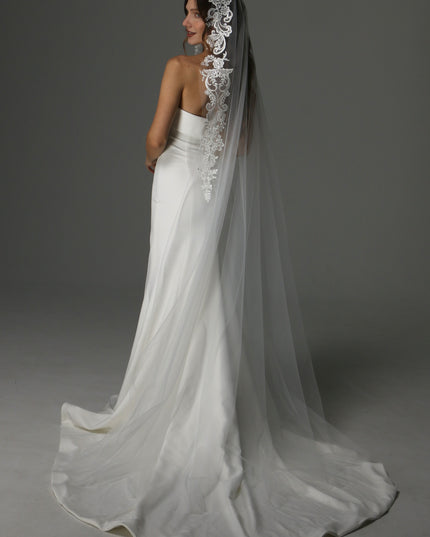 Modern Lace Appliqué Mantilla Veil – One Layer Boho Bridal Veil