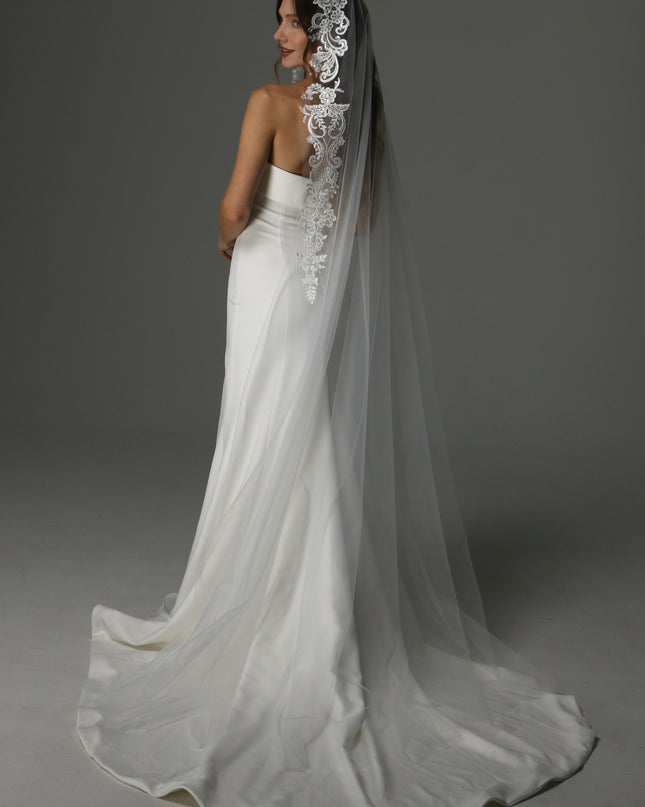 Modern Lace Appliqué Mantilla Veil – One Layer Boho Bridal Veil